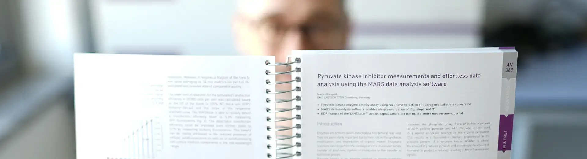 一个手持应用笔记活页夹的人。