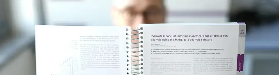 手持应用笔记活页夹的人。