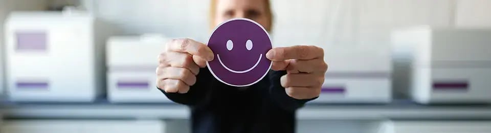 一位科学家举起一张笑脸